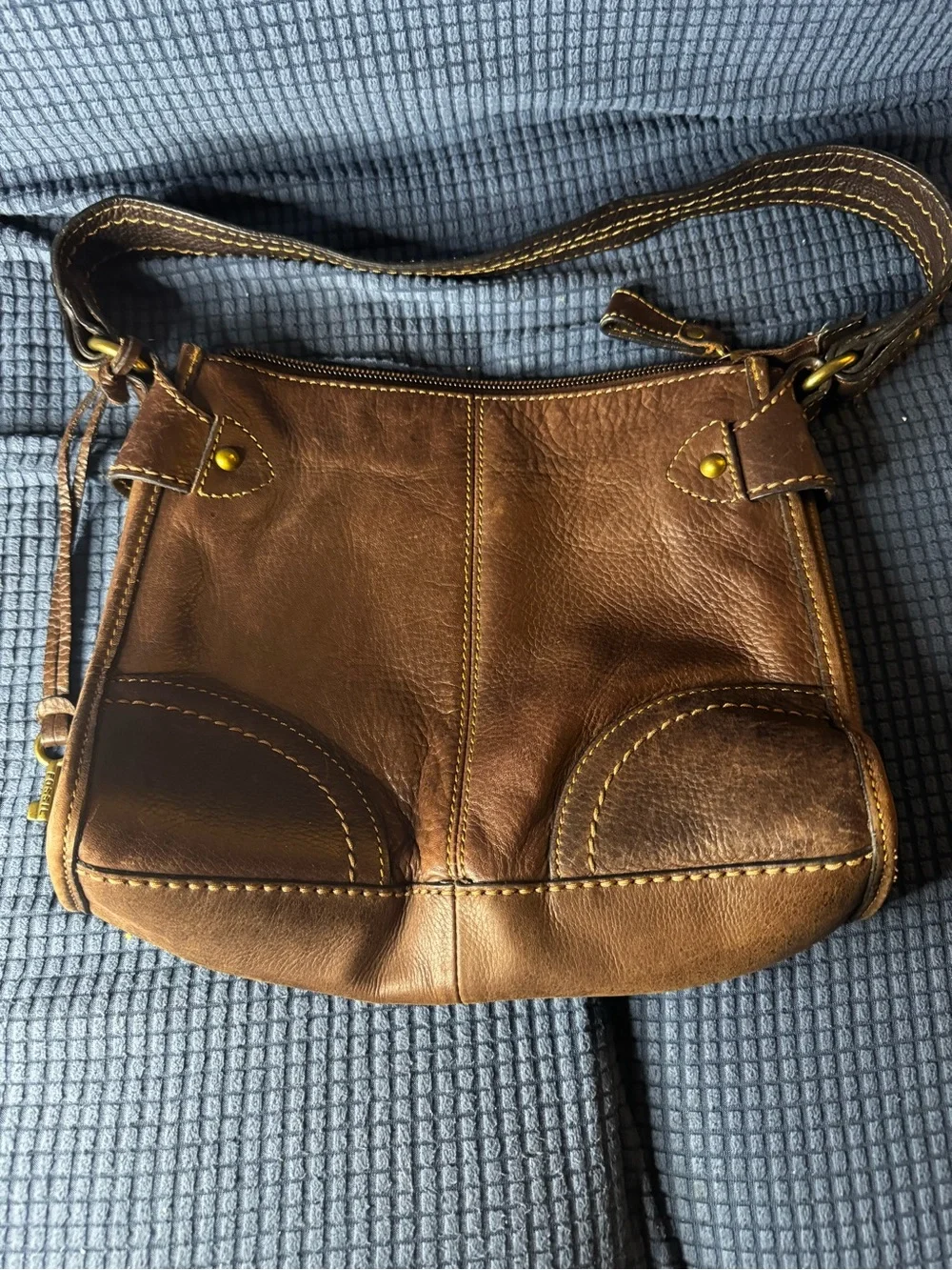Vintage Fossil leather shoulder purse, specifically Model 75082